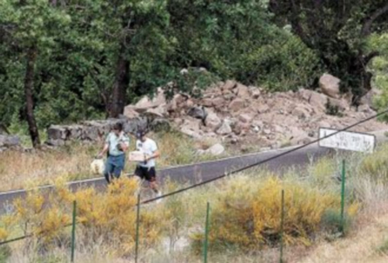 Agentes del Orden traslada material incautado del escondite de la banda asesina para analizarlo. / EFE