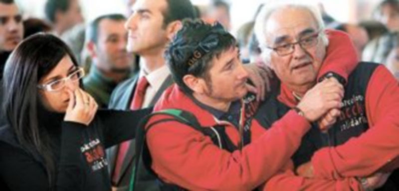 La inquietud se ha apoderado de los familiares de los tres cautivos catalanes tras las amenazas del grupo terrorista. / Efe