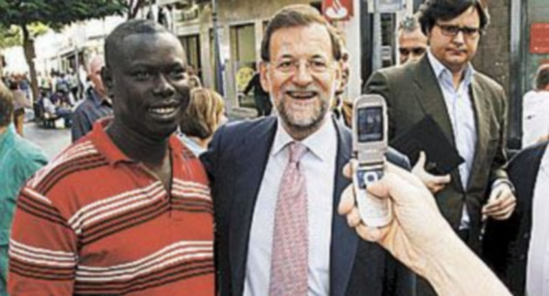 Un inmigrante se fotografió con Rajoy.