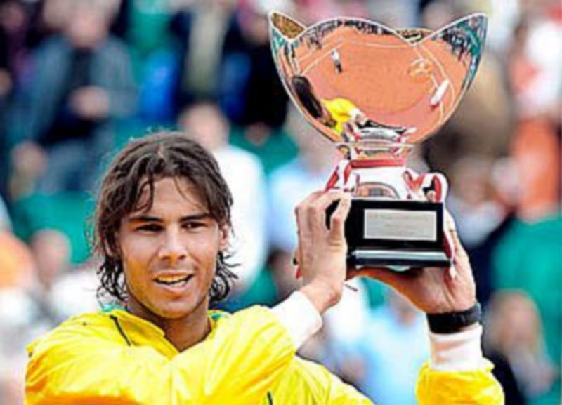 Rafael Nadal alzando el trofeo
