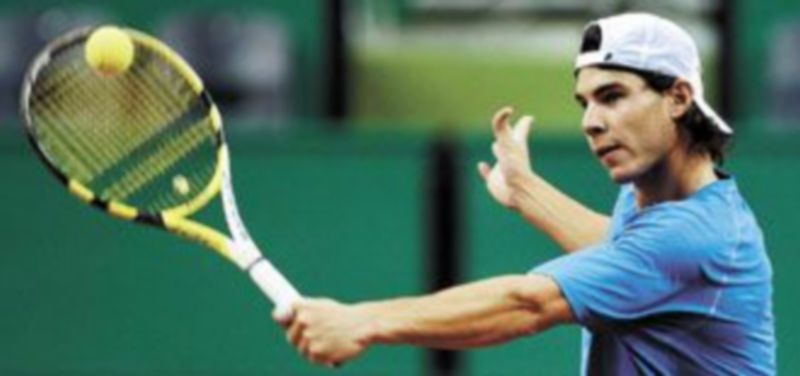 El zurdo de Manacor está adaptándose poco a poco a la pista de tierra batida del Palau Sant Jordi. / Alberto Estévez (Efe)