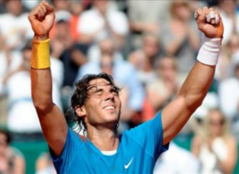 El tenista español Rafael Nadal celebra su victoria sobre su compatriota Fernando Verdasco tras la final del Torneo de Mónaco./EFE