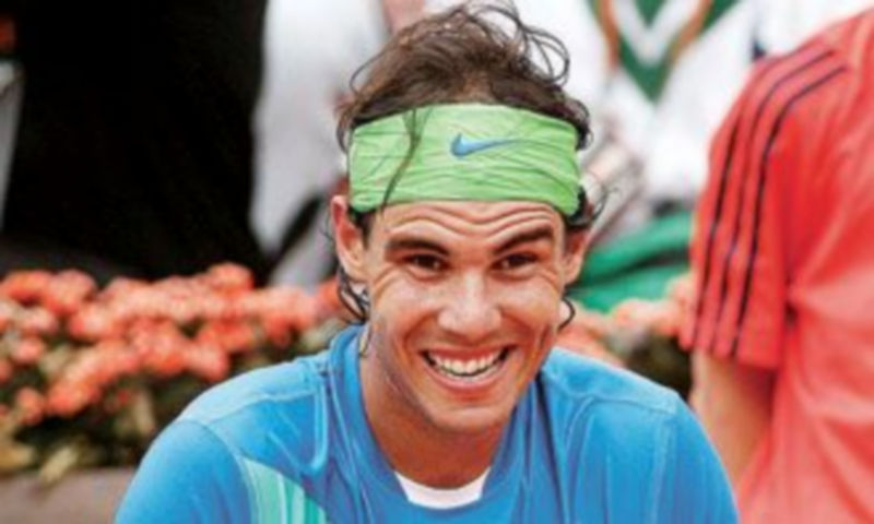 El español Rafa Nadal sonríe tras vencer su primer compromiso en París. / Efe