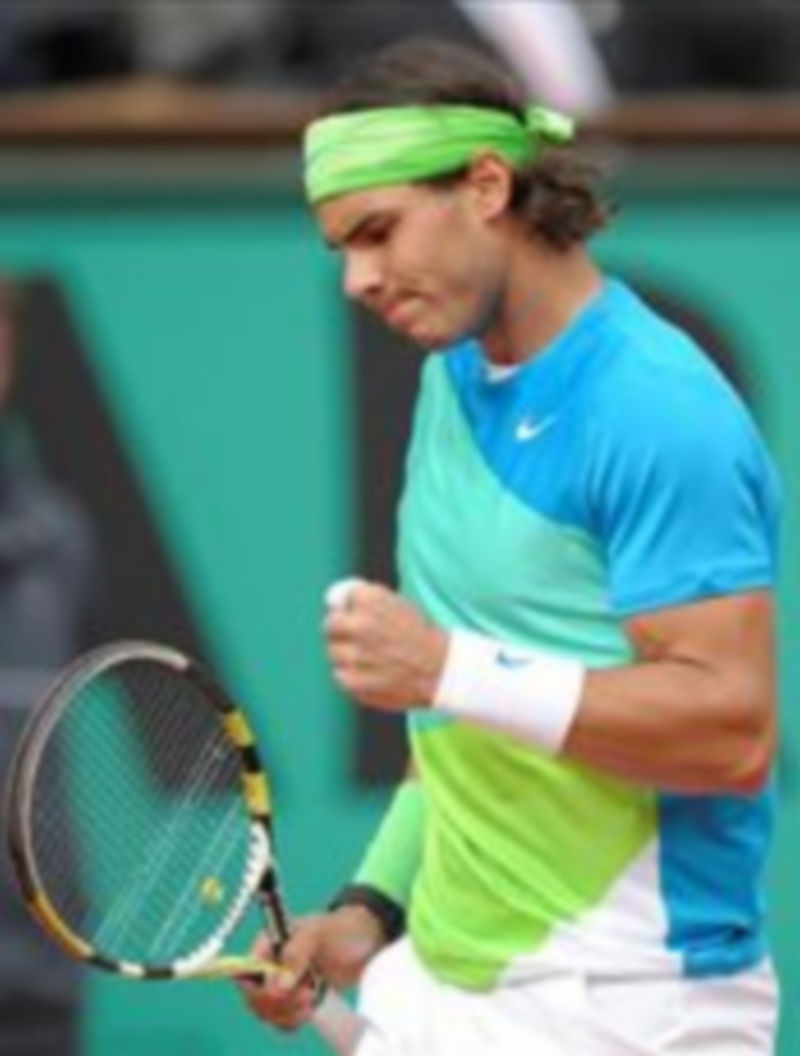El tenista español Rafael Nadal celebra un punto contra el australiano Lleyton Hewitt./EFE