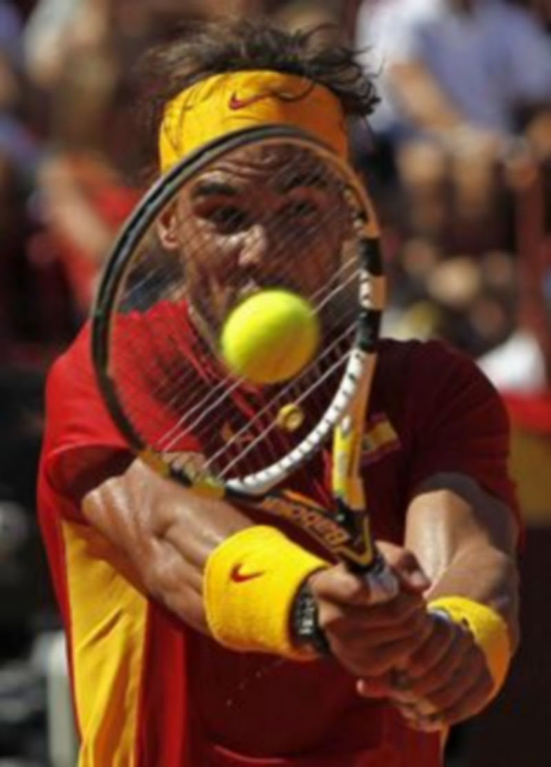 El tenista español Rafael Nadal devuelve una bola ante el francés Richard Gasquet