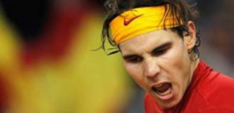 Rafael Nadal tras conseguir uno de los puntos en el primer partido de la final de la Copa Davis ./ EFE