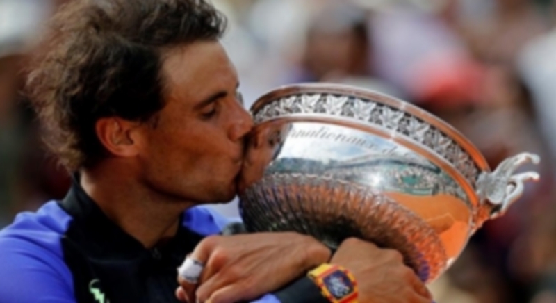Nadal besa la Copa de los Mosqueteros. / EFE