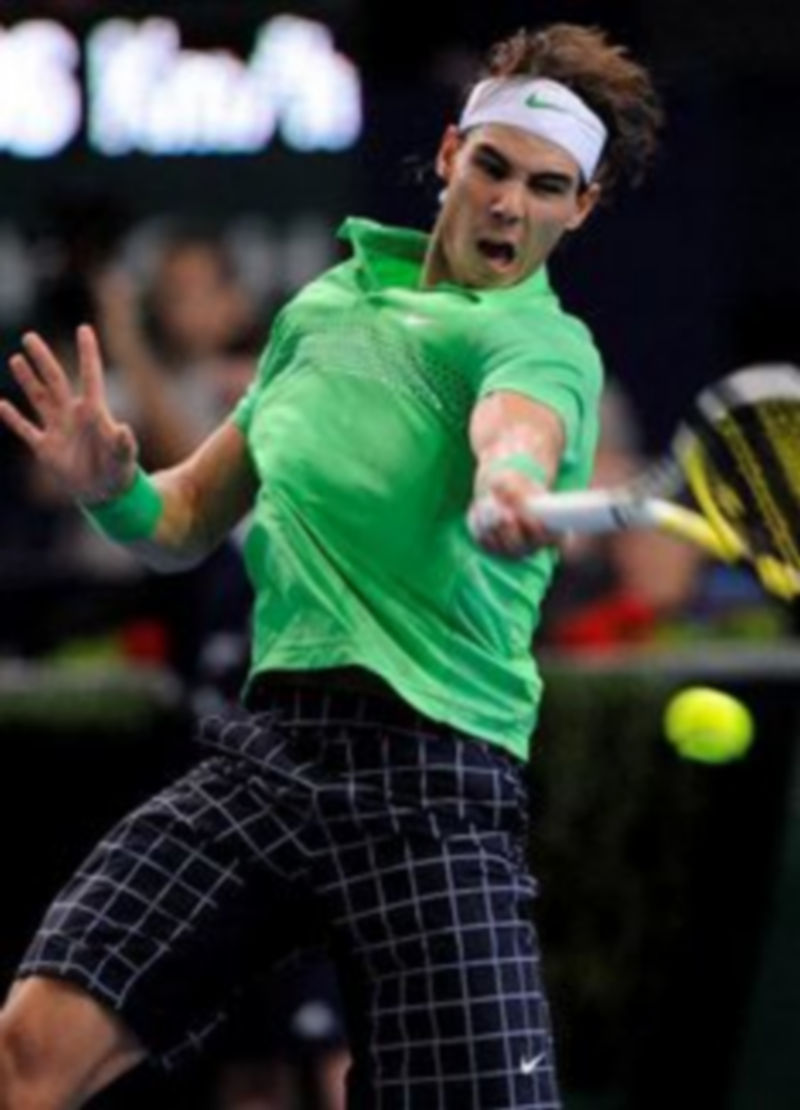 El español Rafa Nadal devuelve la bola durante el partido de semifinales del Másters 1.000 de París-Bercy