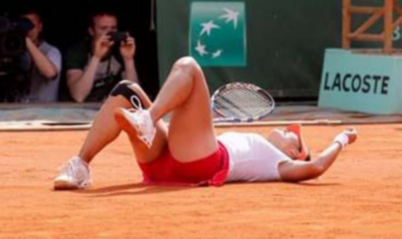 Na Li de China celebra al vencer a Francesca Schiavone de Italia en la final femenina del torneo Roland Garros de tenis en París. EFE