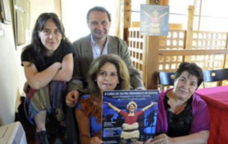 Los responsables del curso mostraron el cartel anunciador./JUAN MARTÍN