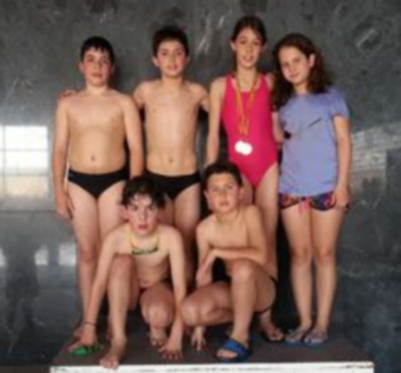 Los seis nadadores del CN Segovia que participaron en León. / El Adelantado