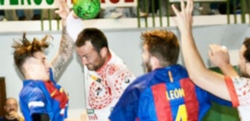 Carlos Villagrán intenta penetrar en la defensa del FC Barcelona B. / AMADOR MARUGÁN
