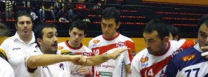 Alvaro Senovilla dio las instrucciones precisas para neutralizar el ataque del Barakaldo por el centro./ A. Marugán