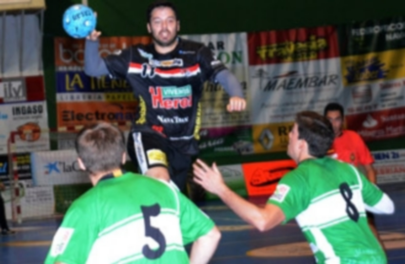Alberto Camino se eleva sobre la defensa del Handbol Bordils. / AMADOR MARUGÁN