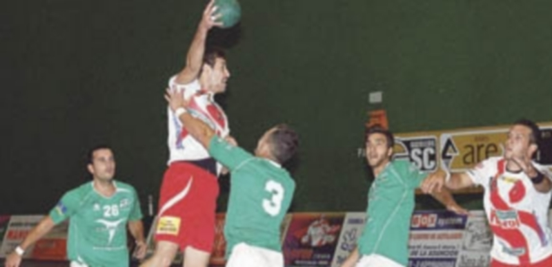 Jugada del partido de la primera vuelta entre el Viveros Herol Nava y el BM Ingenio. / A. Marugán