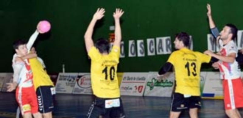 Darío Ajo Villarraso —a la derecha— le pide el balón a su compañero David Fernández en una jugada de ataque del partido entre el Viveros Herol Nava y el Maristas Algemesí. / A. Marugán