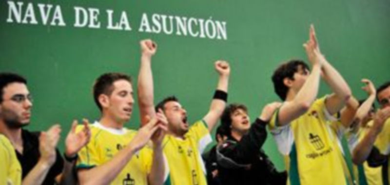Imagen de archivo de los jugadores del Nava Caja Segovia celebrando el ascenso de categoría./ KAMARERO