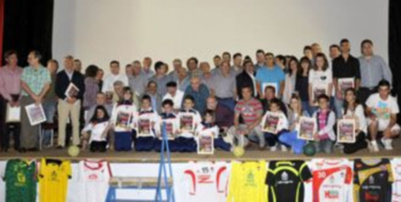 Foto de familia de los homenajeados en el acto de presentación del libro ‘35 años del Club Balonmano Nava’