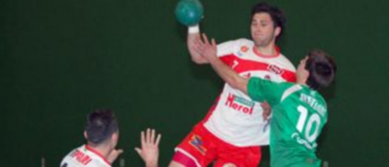 El conjunto navero volvió a dar un recital de balonmano en el último partido de liga ante el Anaitasuna . / A. Marugán
