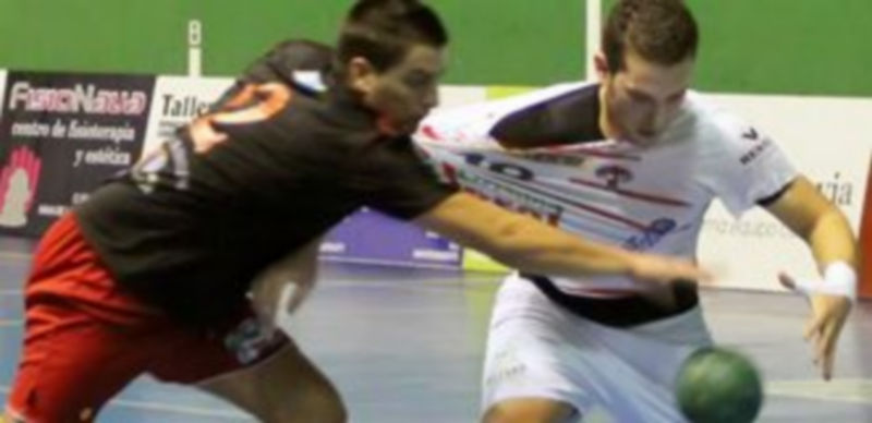 Una jugada del encuentro de ida disputado en Nava de la Asunción. / BM Nava