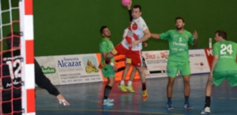 Carlos Villagrán culmina un contragolpe en una acción correspondiente a la segunda parte del partido que el Viveros Herol Nava jugó frente al Antequera. / Amador Marugán