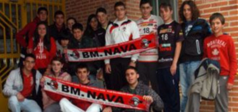 Un grupo de estudiantes de Nava de la Asunción mostrando ayer su apoyo al equipo de balonmano que se juega su ascenso a División de Honor Plata con bufandas y camisetas. / Guillermo Herrero.
