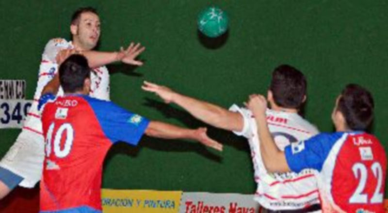 Jugada de un encuentro anterior del Viveros Herol Balonmano Nava en el pabellón Municipal navero. / A. Marugán