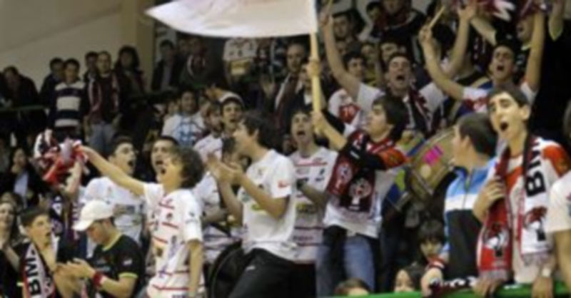 Varios aficionados del Balonmano Nava