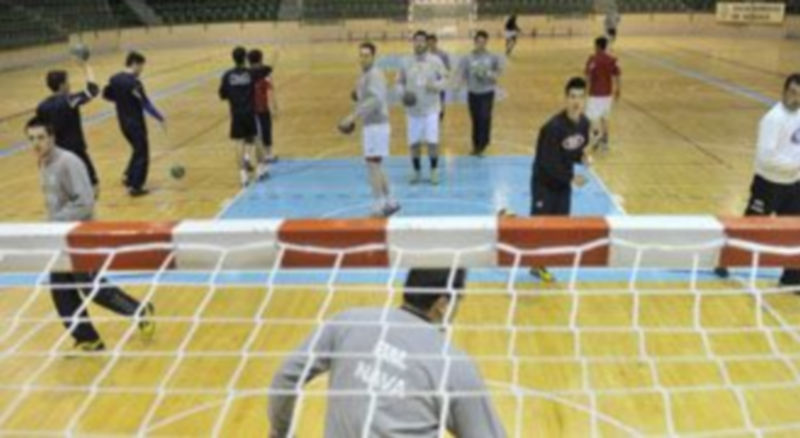 Instante del entrenamiento del martes del Viveros Herol Balonmano Nava en el Pedro Delgado. / Kamarero.