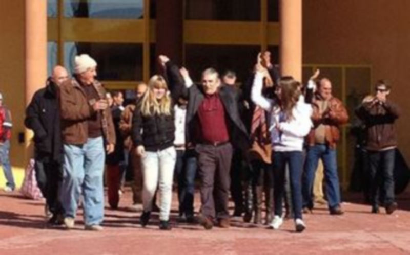 Montes Neiro rodeado de su familia en el momento de abandonar la prision de Albalote./ EUROPA PRESS