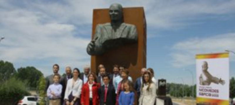 Los familiares del empresario posan junto a la nueva escultura