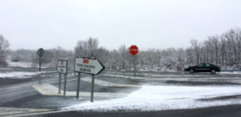 La circulación por carretera no se ha visto afectada a pesar de la precipitación en forma de nieve./ BÁRBARA CARVAJAL