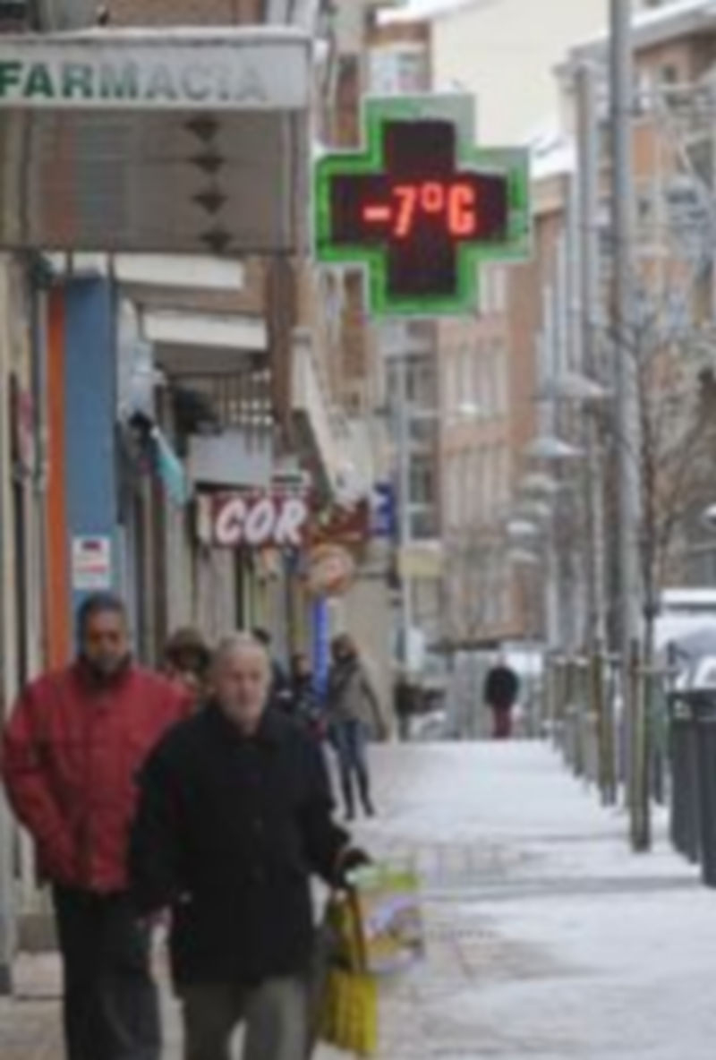 Las bajas temperaturas y la nieve dificultan la movilidad en las calles./JUAN MARTÍN