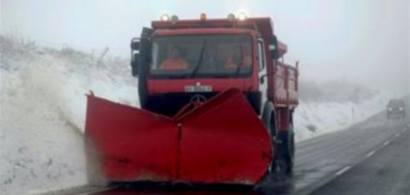 Una máquina quitanieves trabaja en la carretera CL-605 en Ávila./ EFE
