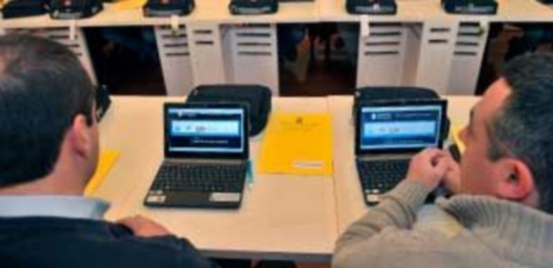 La Diputación entrega nuevos notebooks a 24 alcaldes para facilitar su trabajo municipal 1 Un momento de la entrega de los terminales a los alcaldes. / KAMARERO