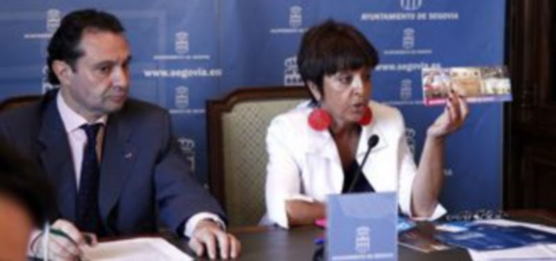 Claudia de Santos muestra algunos nuevos folletos que también mostró ayer. / DIEGO DE MIGUEL