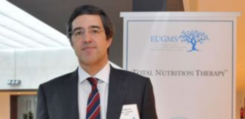 El geriatra Alfonso Cruz dirige el curso internacional./ JUAN MARTÍN