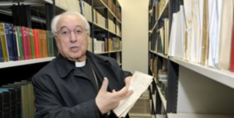 El obispo consulta uno de los libros guardados en el archivo./ALBERTO BENAVENTE