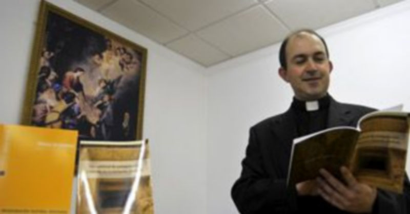 Anaya hojea un ejemplar del documento pastoral./JUAN MARTÍN