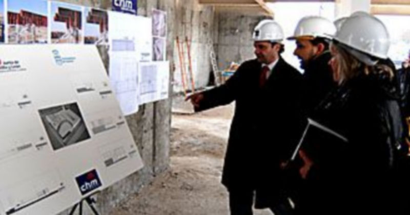 El alcalde observa unos planos