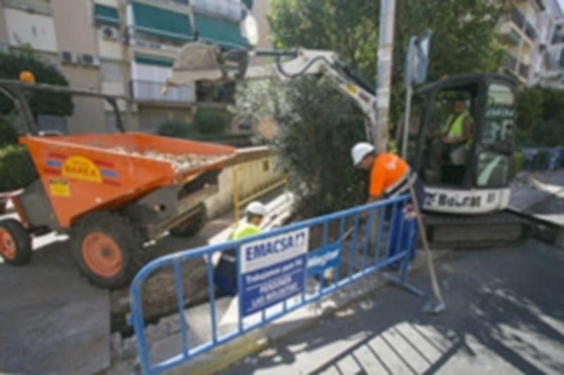Trabajadores realizando labores de mantenimiento y mejora en una obra pública en la calle. / Europa Press