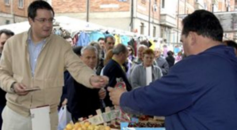 López saluda a uno de los vendedores del mercado al aire libre en San José./JUAN MARTÍN