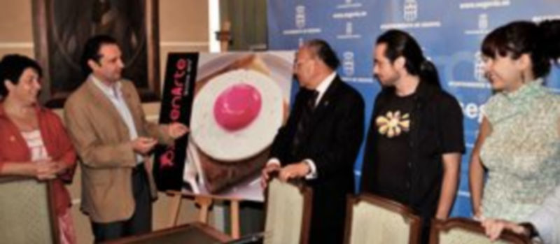 Autoridades y artistas posaron junto al cartel anunciador del festival. / KAMARERO