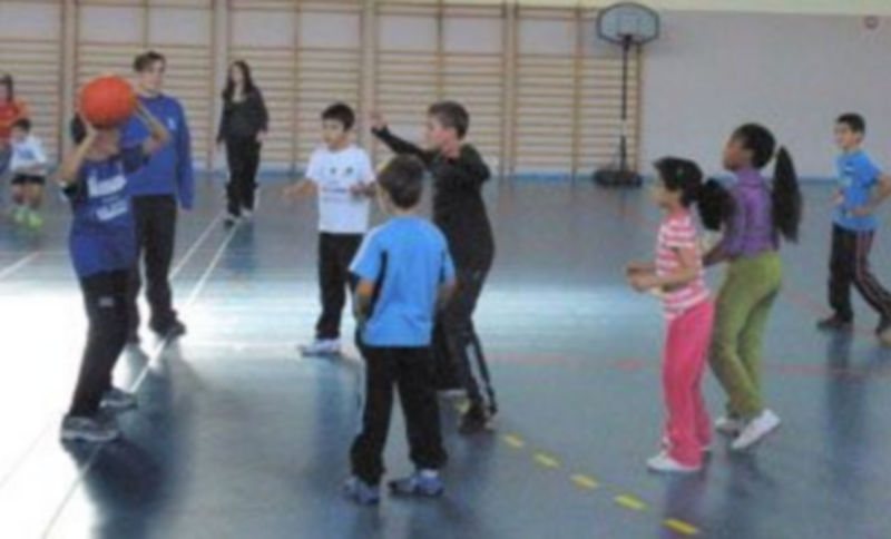 Varios alumnos realizan una de las actividades de la primera jornada de Deporte Escolar. / Gides