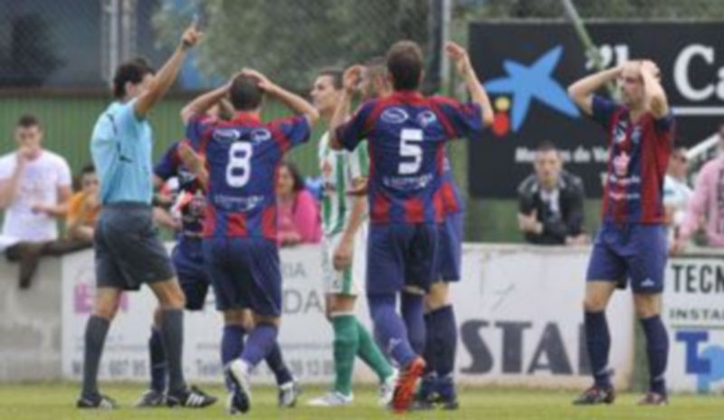 Instante en el que los jugadores de la Segoviana se echan las manos a la cabeza por la expulsión de Pablo Morales en Noja. / Juan Martín.