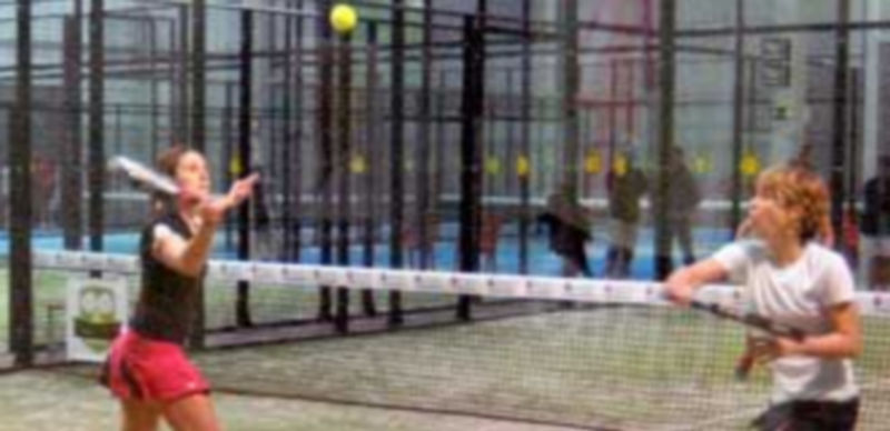 Jugada de un encuentro femenino del Circuito de Pádel Indoor. / Alberto Benavente