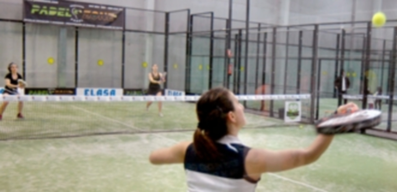 Uno de los encuentros de pádel de categoría femenina del pasado Circuito Provincial. / Alberto Benavente