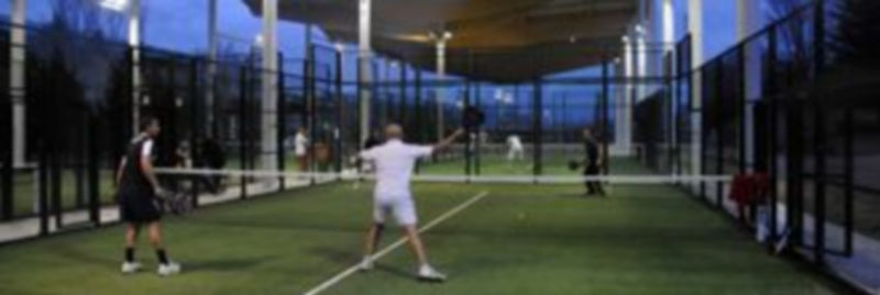 El pádel es el deporte preferido por los encuestados de entre 30 y 50 años. / J.M.