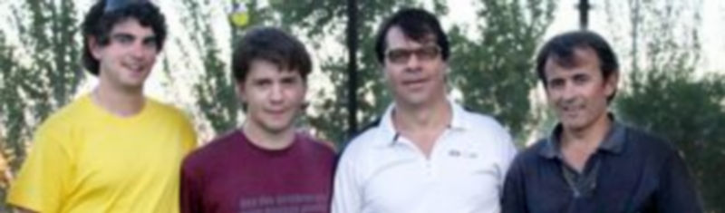 Las dos parejas finalistas momentos después de jugar el partido en las pistas de pádel de Carbonero el Mayor. / E. A.