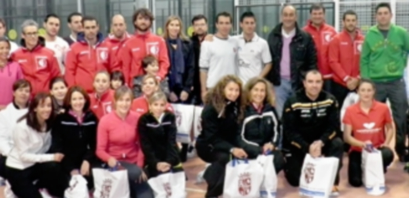 Foto de familia de los ganadores de la primera jornada del Circuito Provincial de pádel indoor. / El Adelantado